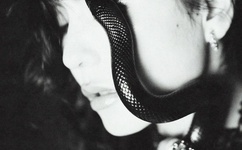 男生和女生在一起打扑克牌